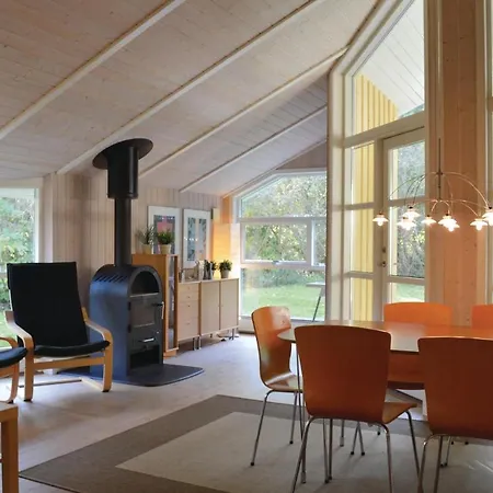 2 Bedroom Cozy Home In Vejby Holiday home *